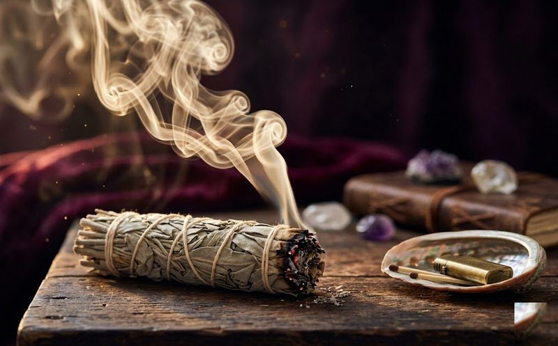 Incenso e cristalli per togliere malocchio e legature