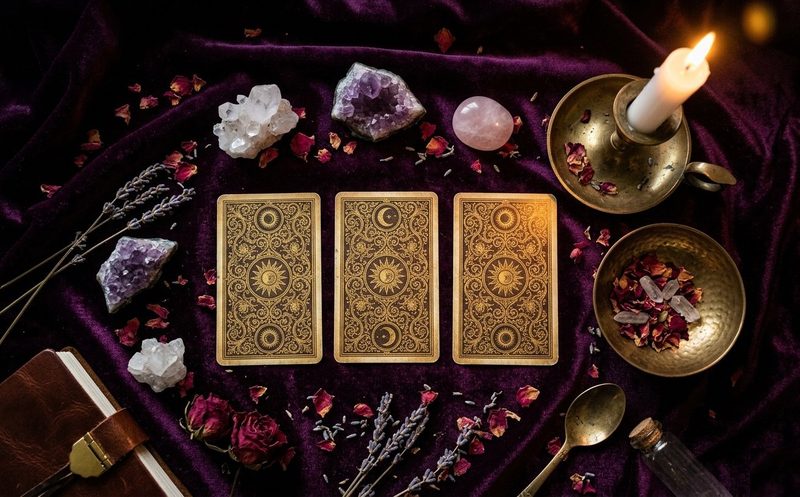 Farfalla che esce dal bozzolo che simboleggia rinascita spirituale